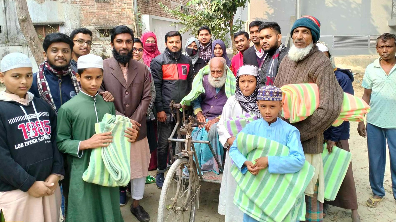 চুয়াডাঙ্গায় অসহায় ও ছিন্নমূল মানুষের মাঝে শীতবস্ত্র বিতরণ করে চুয়াডাঙ্গা ভলান্টিয়ার্স। ছবি : কালবেলা