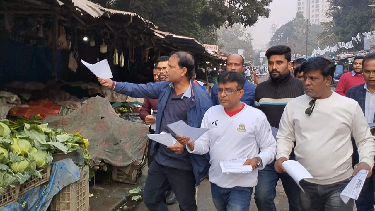 মতিঝিল এজিবি কলোনি কাঁচাবাজারে লিফলেট বিতরণ করেন স্বেচ্ছাসেবক দলের নেতাকর্মীরা। ছবি : সংগৃহীত