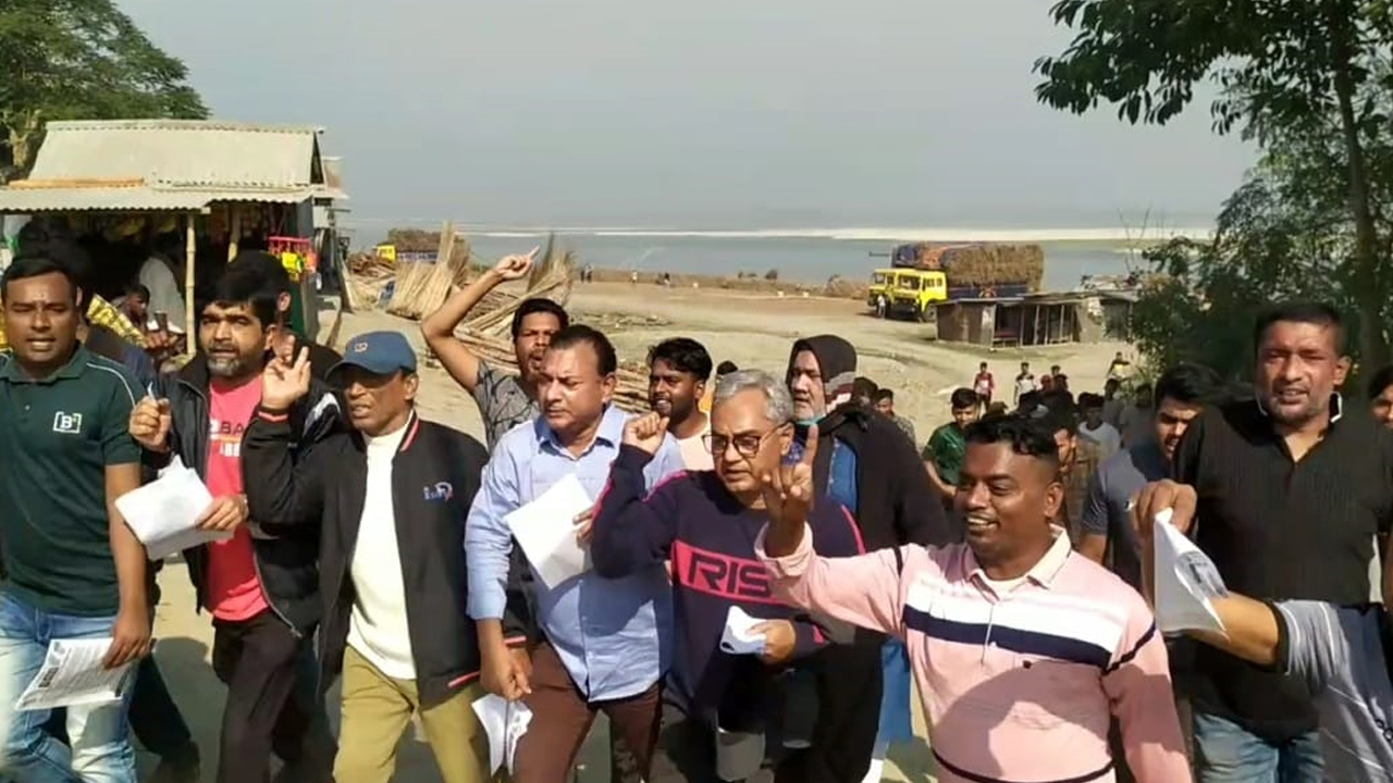 সিরাজগঞ্জে রোববার লিফলেট বিতরণ করেন বিএনপির নেতারা। ছবি : কালবেলা