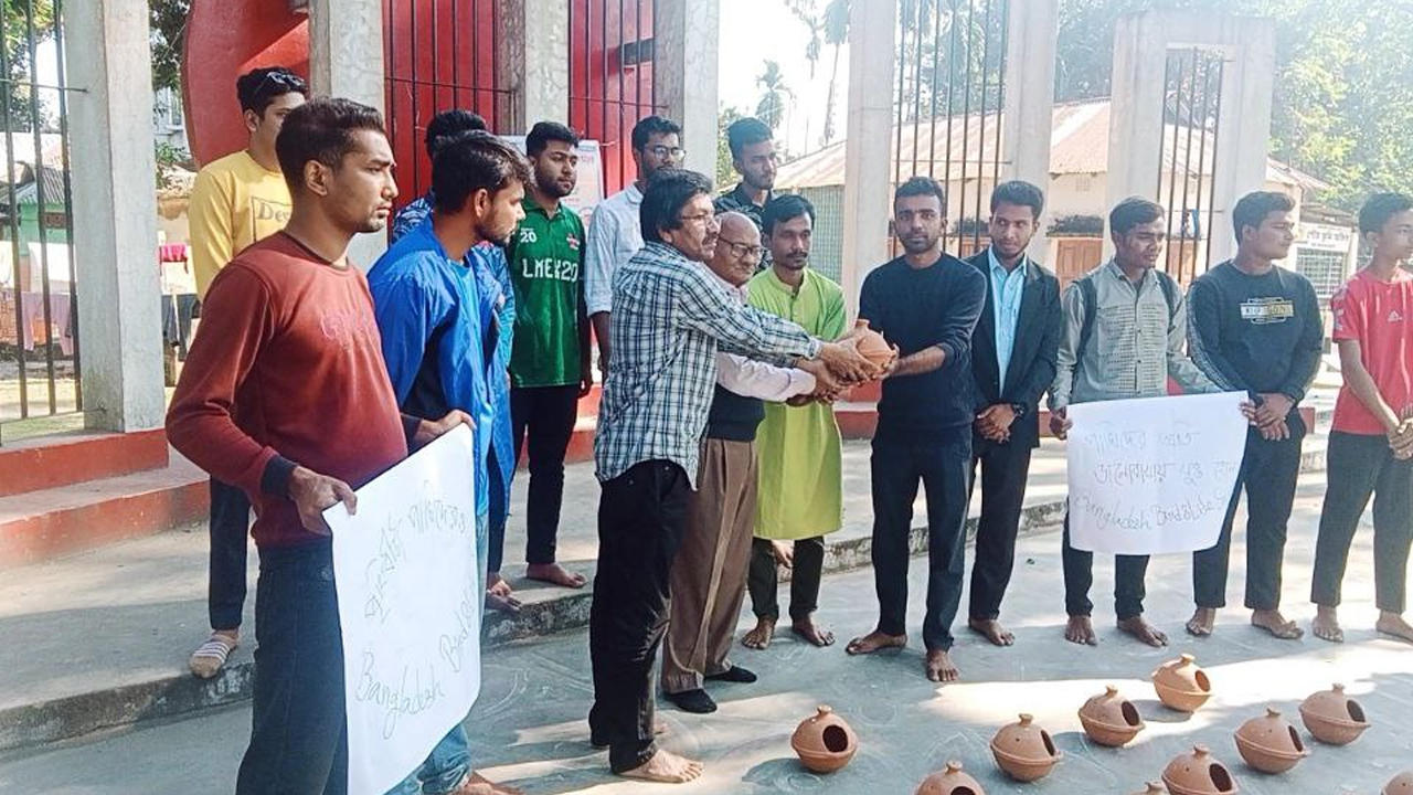 বাংলাদেশ বার্ড অ্যান্ড লাইফ সোসাইটির সদস্যদের মধ্যে মাটির তৈরি পাখির বাসা তুলে দিয়ে সংগঠনটির সূচনা ঘোষণা করেন অতিথিরা। ছবি : বিজ্ঞপ্তি