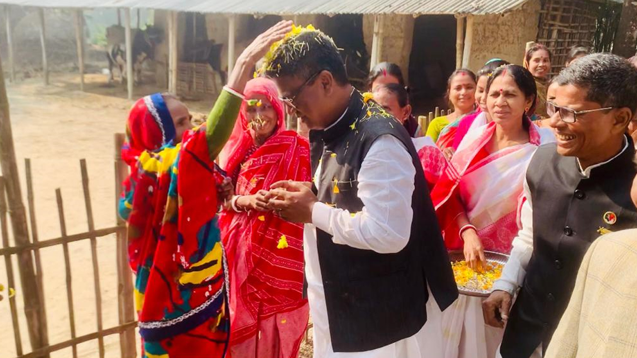 আবু সাঈদ আল মাহমুদ স্বপনকে উলুধ্বনি ও শঙ্খ বাজিয়ে ডালা সাজিয়ে বরণ এবং আশীর্বাদ করেন সনাতন ধর্মাবলম্বীরা। ছবি : কালবেলা