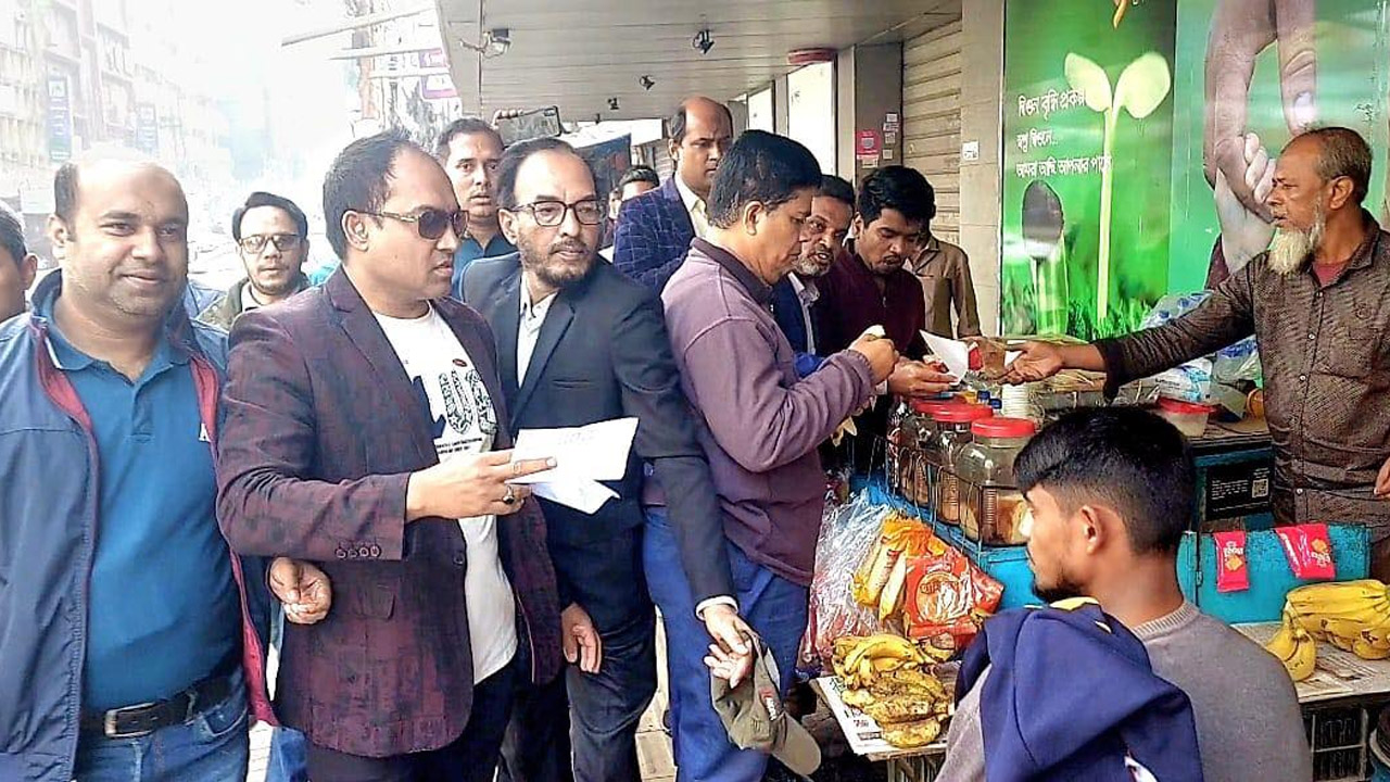 মতিঝিলে যুবদলের গণসংযোগ ও লিফলেট বিতরণ। ছবি : কালবেলা