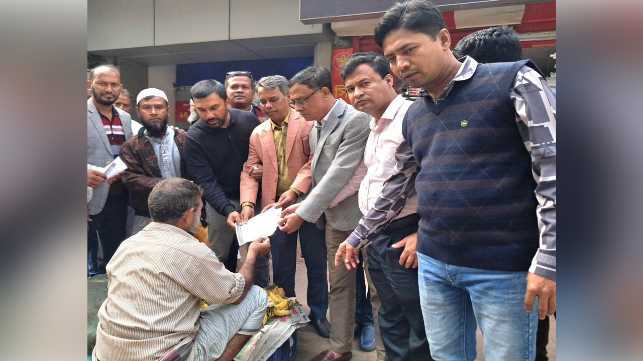 রাজধানীতে লিফলেট বিতরণ করেছেন জাতীয়তাবাদী যুবদলের কেন্দ্রীয় নেতারা। ছবি : কালবেলা