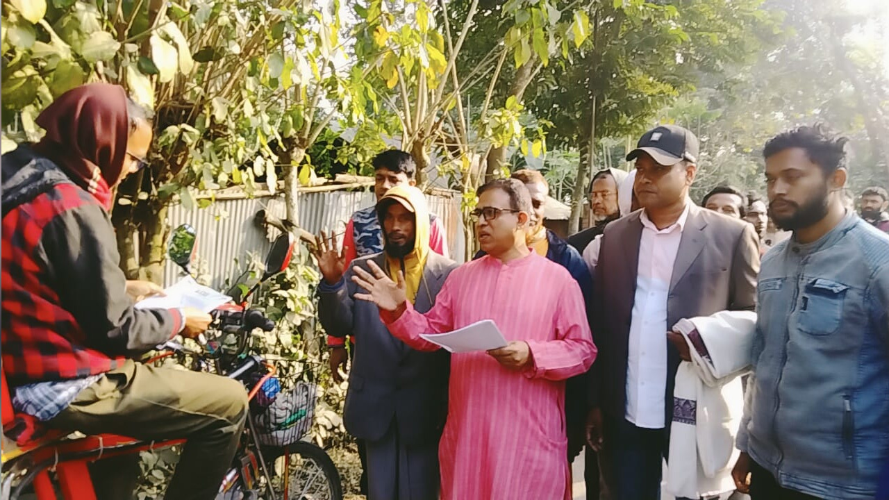 বিএনপির কেন্দ্রীয় নির্বাহী কমিটির সদস্য ও জাতীয়তাবাদী কৃষক দলের কেন্দ্রীয় সিনিয়র যুগ্ম সম্পাদক ইঞ্জিনিয়ার টিএস আইয়ুব লিফলেট বিতরণ করেন। ছবি : কালবেলা
