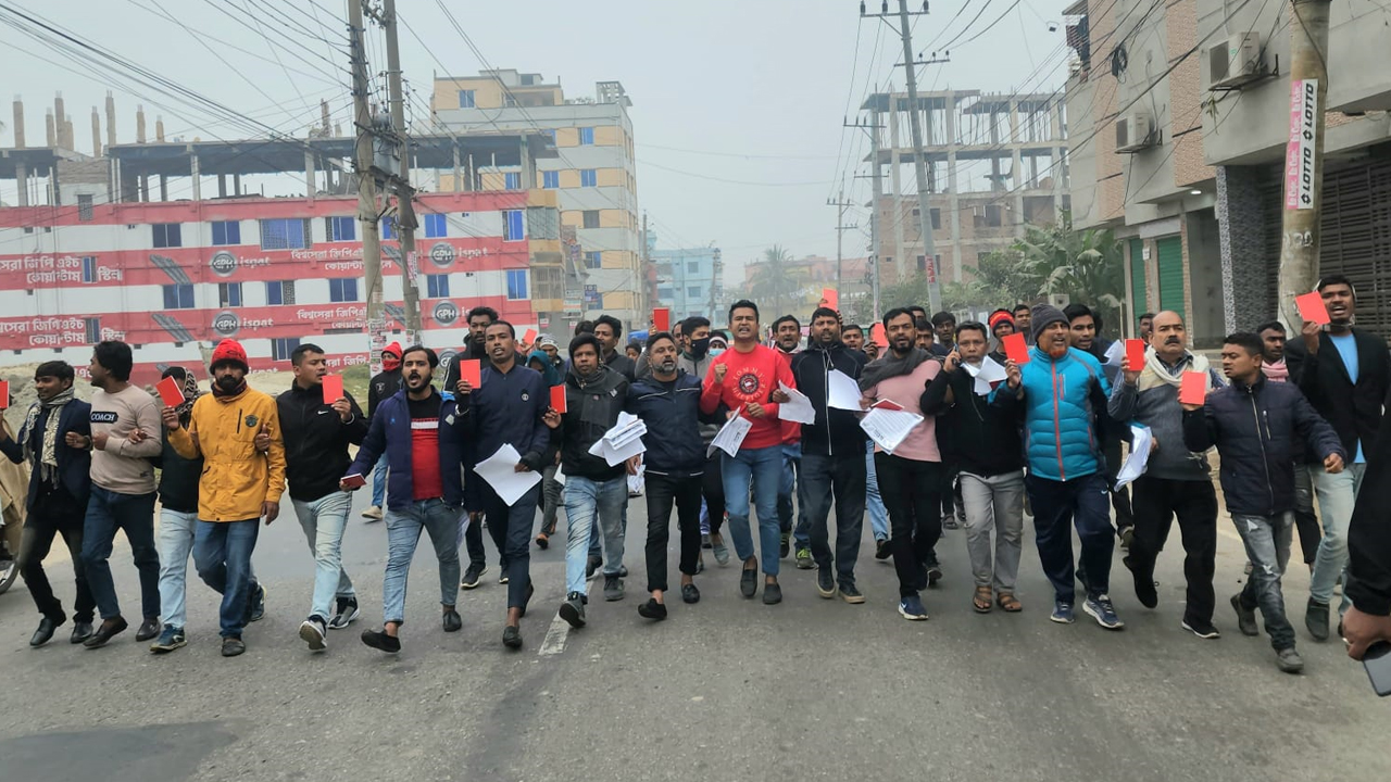 পাবনায় বিএনপির লাল কার্ড প্রদর্শন। ছবি : কালবেলা