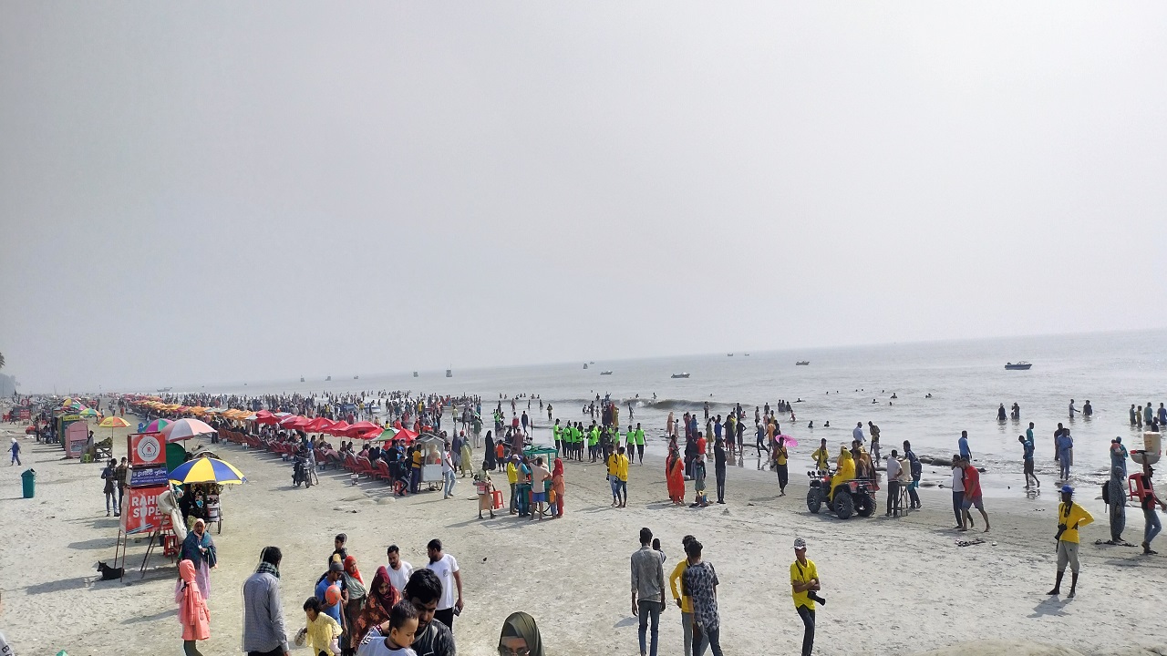 হোটেলে না থাকলেও সৈকতে দেখা মিলছে অনেক পর্যটকদের। ছবি : কালবেলা
