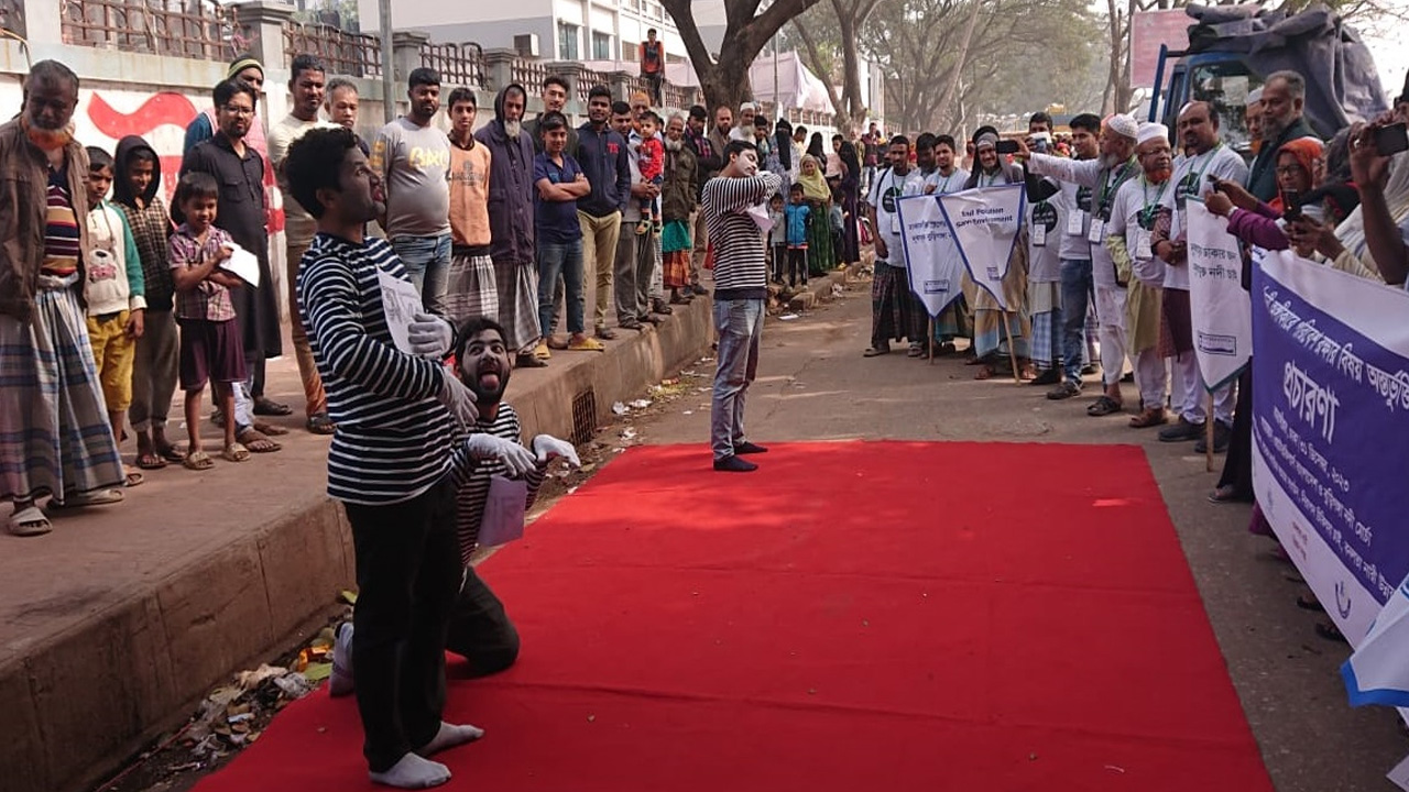 ওয়াটারকিপার্স বাংলাদেশ ও বুড়িগঙ্গা নদী মোর্চা যৌথভাবে ‘পরিবেশ দূষণ প্রতিরোধে সংসদ নির্বাচনে প্রতিদ্বন্দ্বী প্রার্থীদের অঙ্গীকার চাই’ শীর্ষক প্রচারাভিযান কর্মসূচি পালন করে। ছবি : কালবেলা