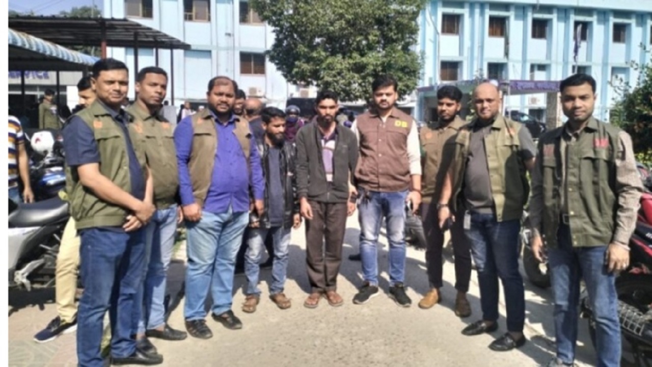 ডাকাতদলের দুই সদস্যকে গ্রেপ্তার করেছে জেলা গোয়েন্দা পুলিশ। ছবি : কালবেলা