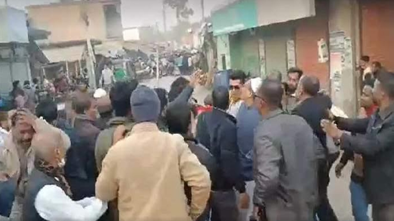 রাজশাহীতে নৌকা ও কাঁচির সমর্থকদের মধ্যে সংঘর্ষের ঘটনায় ২০ জন আহত হয়েছেন। ছবি : কালবেলা