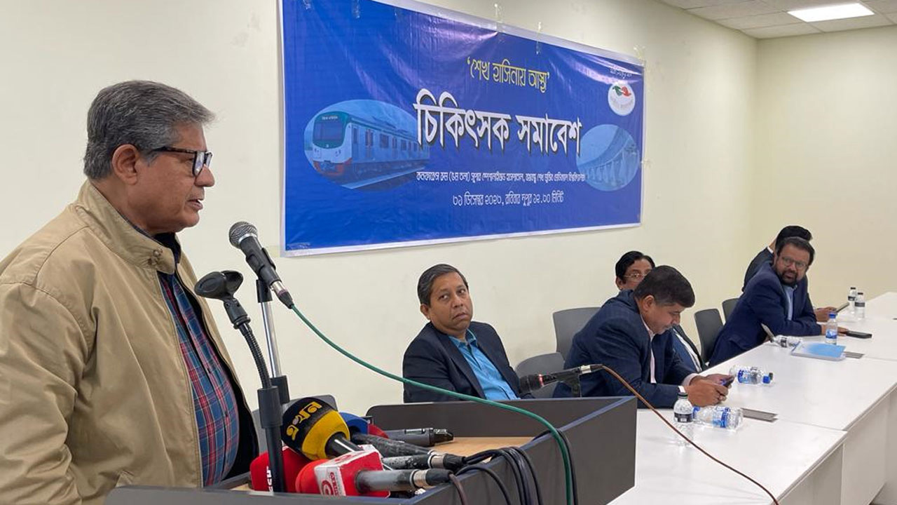 রোববার বঙ্গবন্ধু শেখ মুজিব মেডিকেল বিশ্ববিদ্যালয়ে সম্প্রীতি বাংলাদেশ আয়োজিত ‘শেখ হাসিনায় আস্থা’ শীর্ষক চিকিৎসক সমাবেশে বক্তব্য দেন পীযূষ বন্দ্যোপাধ্যায়। ছবি : সংগৃহীত