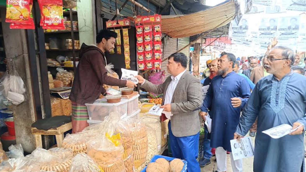 বিভিন্ন এলাকায় গণসংযোগ শেষে সাংবাদিকদের সাথে কথা বলেন জাতীয় পার্টির প্রার্থী সাইফুল ইসলাম। ছবি : কালবেলা