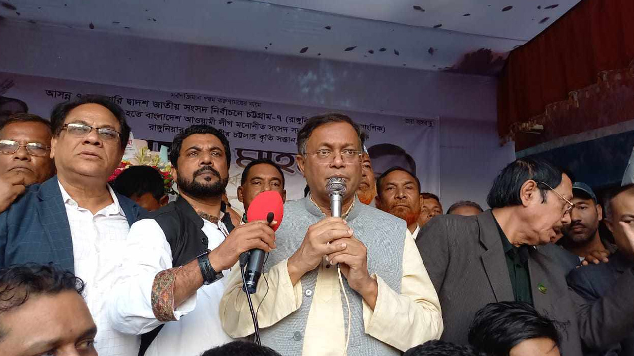 রোববার সন্ধ্যায় চট্টগ্রামের রাঙ্গুনিয়া উপজেলার বেতাগী ইউনিয়নের রামগতিরহাটে নির্বাচনী পথসভায় বক্তব্য দেন ড. হাছান মাহমুদ। ছবি : কালবেলা