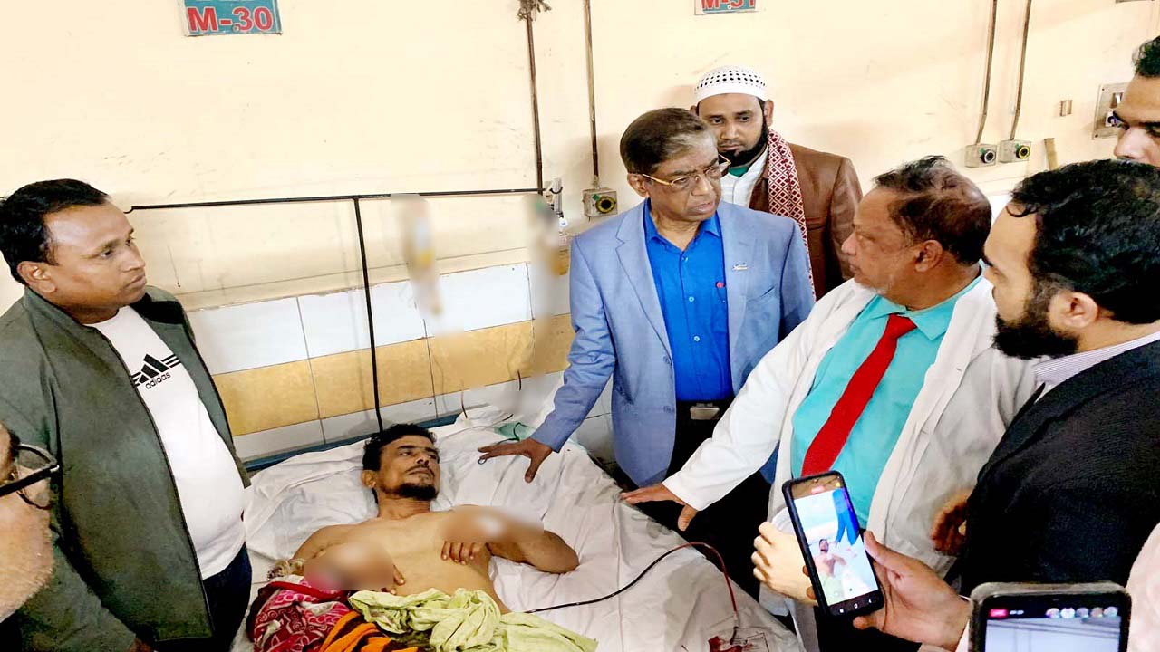 আহত রোগীদের দেখতে হাসপাতালে অধ্যাপক ডা. প্রাণ গোপাল দত্ত। ছবি : কালবেলা