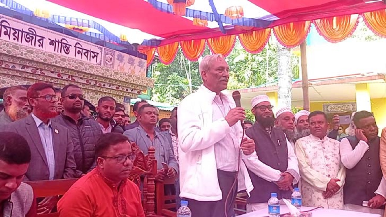 নির্বাচনী পথসভায় বক্তব্য দিচ্ছেন শাহজাহান ওমর। ছবি : কালবেলা