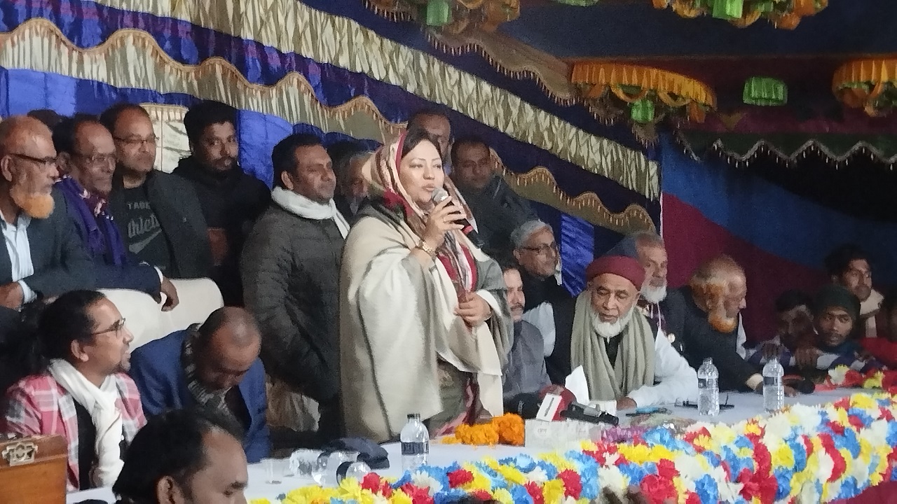 নির্বাচনী জনসভায় বক্তব্য দিচ্ছেন মমতাজ বেগম। ছবি : কালবেলা