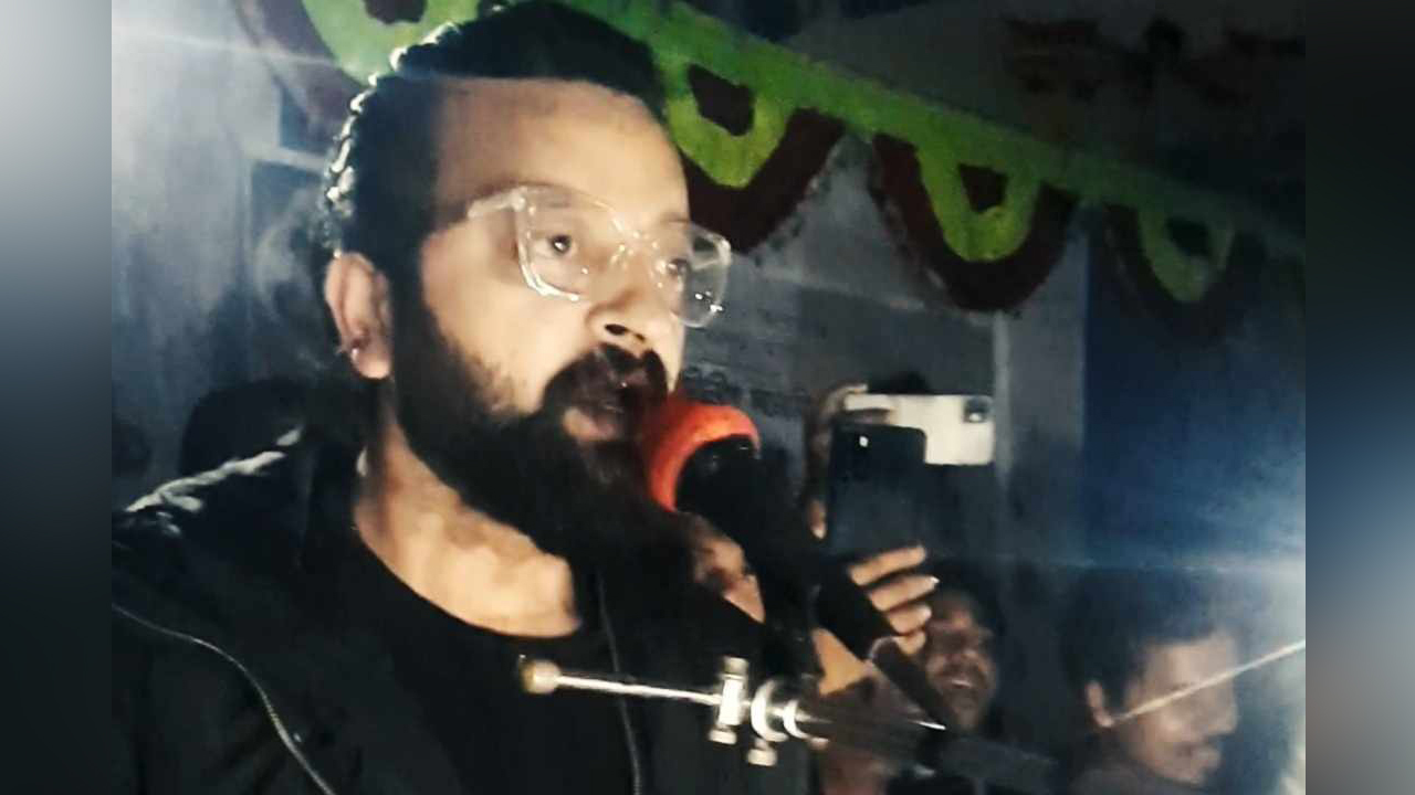 পথসভায় বক্তব্য দিচ্ছেন সাইমন সাদিক। ছবি : কালবেলা
