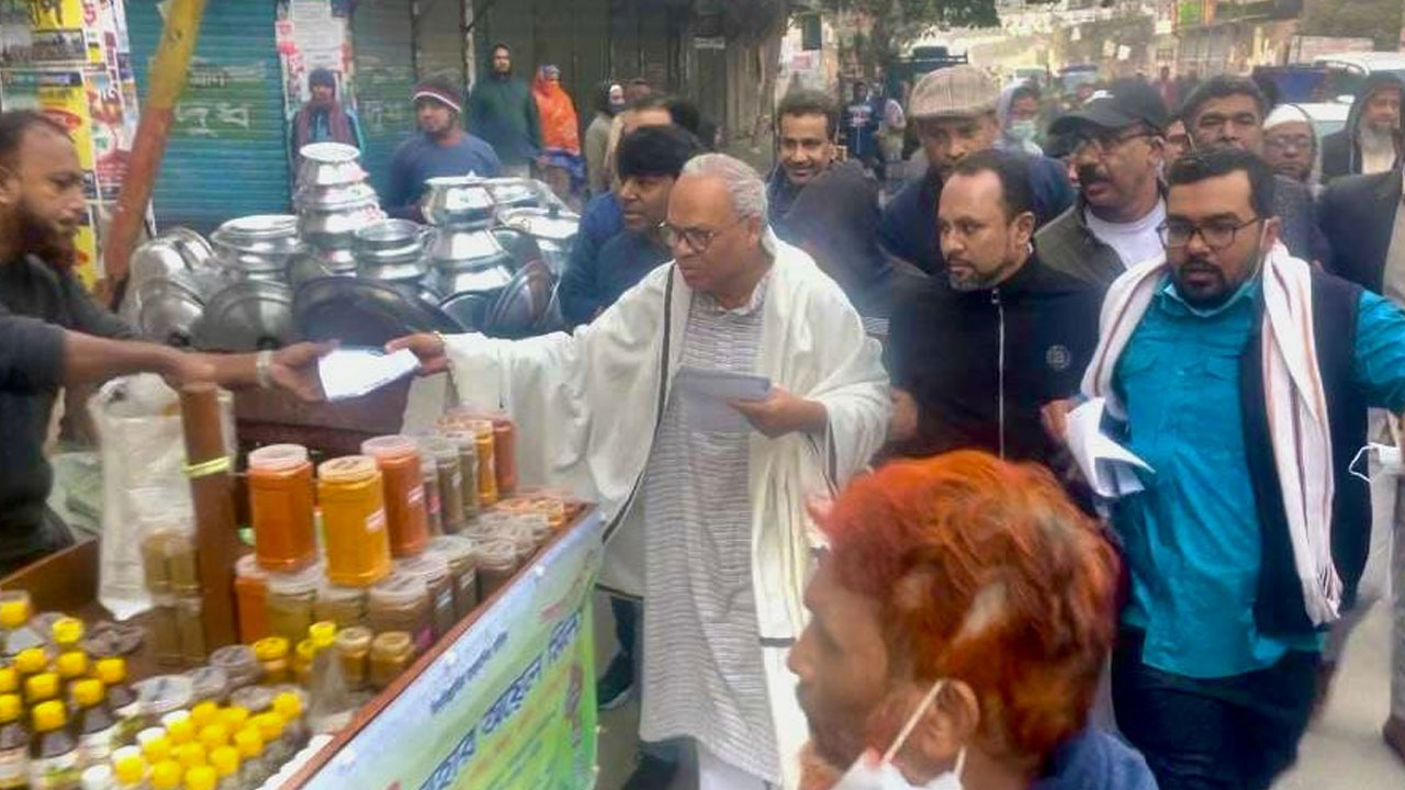 রাজধানীর কাফরুল এলাকায় লিফলেট বিতরণ করেন বিএনপির সিনিয়র যুগ্ম মহাসচিব এডভোকেট রুহুল কবির রিজভী। ছবি : সংগৃহীত