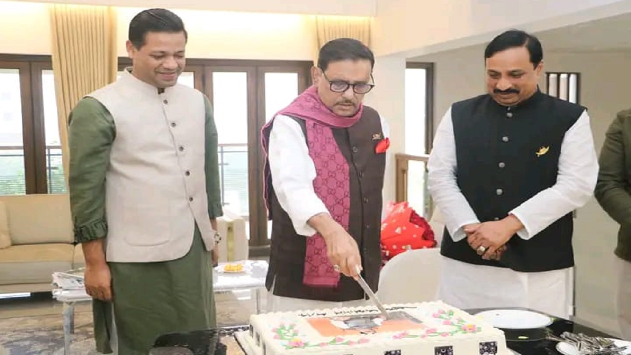 কেক কেটে জন্মদিন পালন করছেন আওয়ামী লীগের সাধারণ সম্পাদক ওবায়দুল কাদের। ছবি : কালবেলা