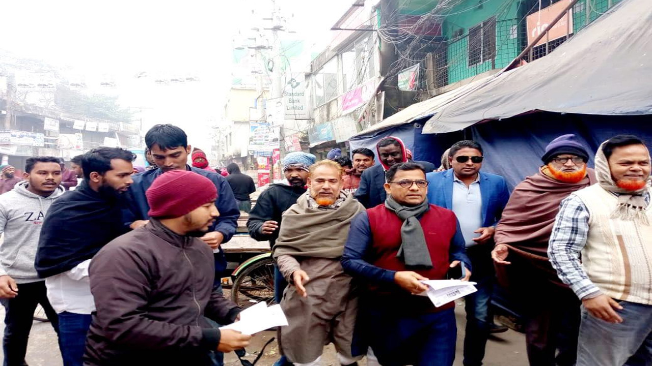গোপালগঞ্জের মুকসুদপুর-কাশিয়ানীতে লিফলেট বিতরণ করেছে বিএনপি। ছবি : কালবেলা