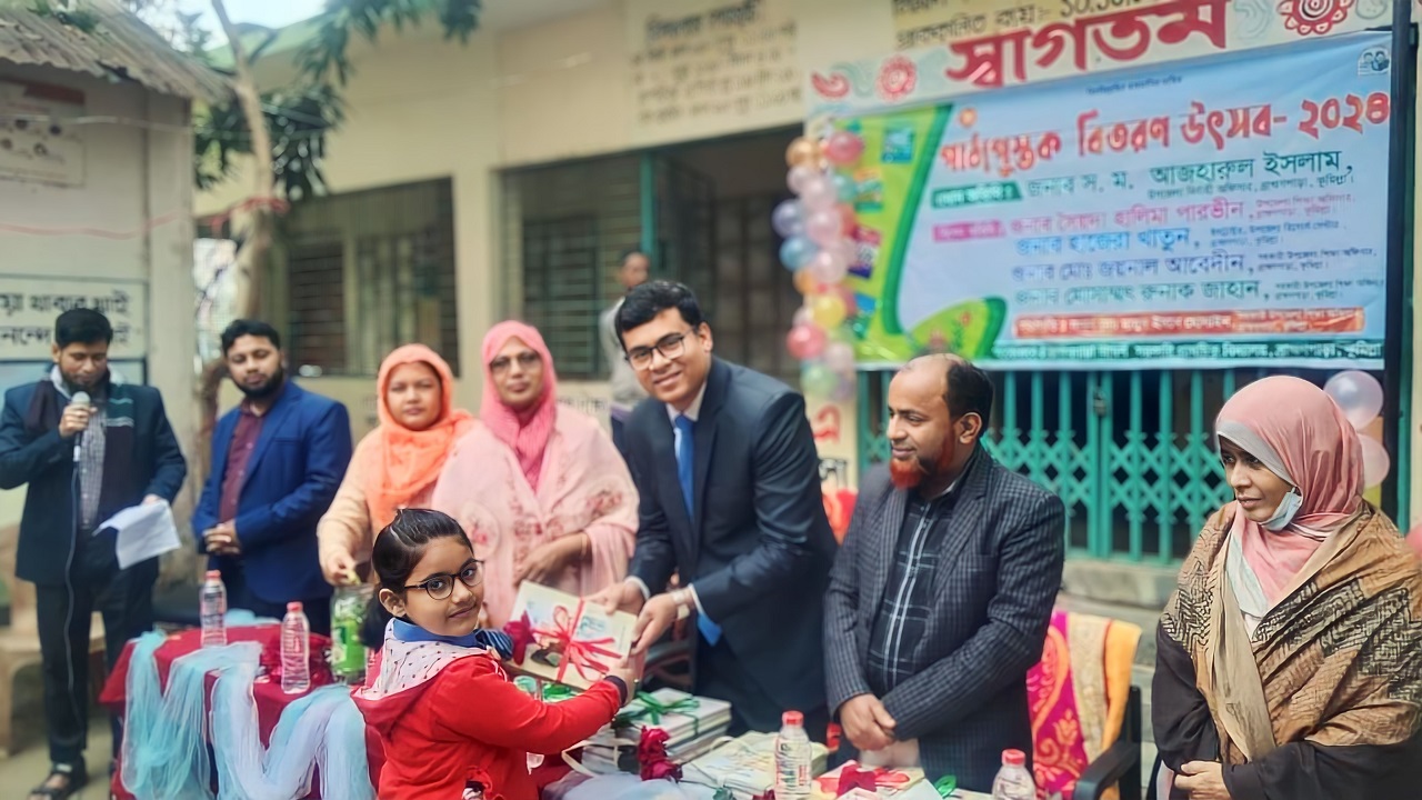 নতুন বই পেয়ে উচ্ছ্বসিত শিক্ষার্থীরা। ছবি : কালবেলা