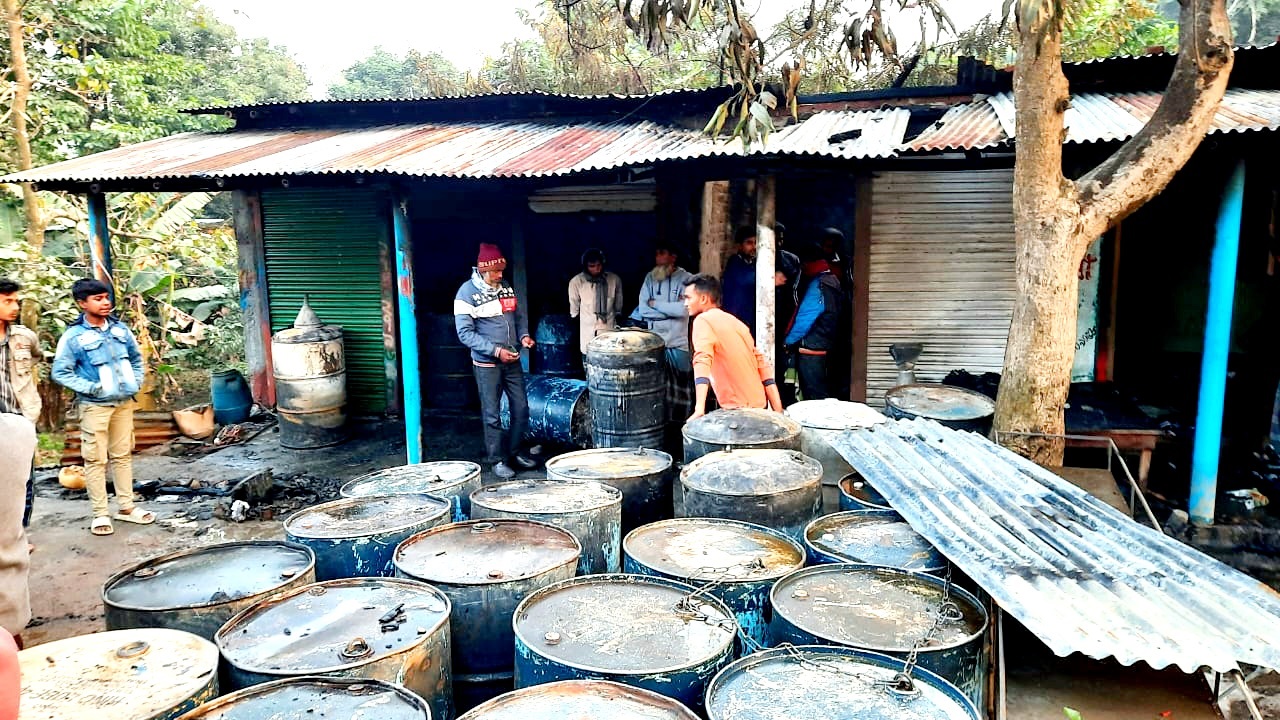 অগ্নিকাণ্ডে দুটি দোকান পুড়ে গেছে। ছবি : কালবেলা