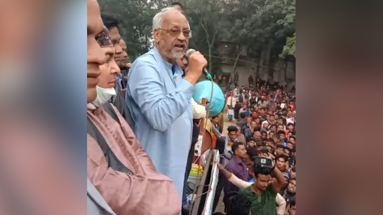 নির্বাচনী সভায় বক্তব্য দেন মেজর (অব.) আখতারুজ্জামান রঞ্জন। ছবি : কালবেলা