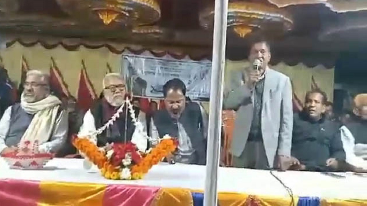 বামুনিয়া ইউনিয়নে নির্বাচনী সভায় নৌকায় ভোট চেয়ে বক্তব্য দিচ্ছেন মোমিনুর রহমান। ছবি : কালবেলা