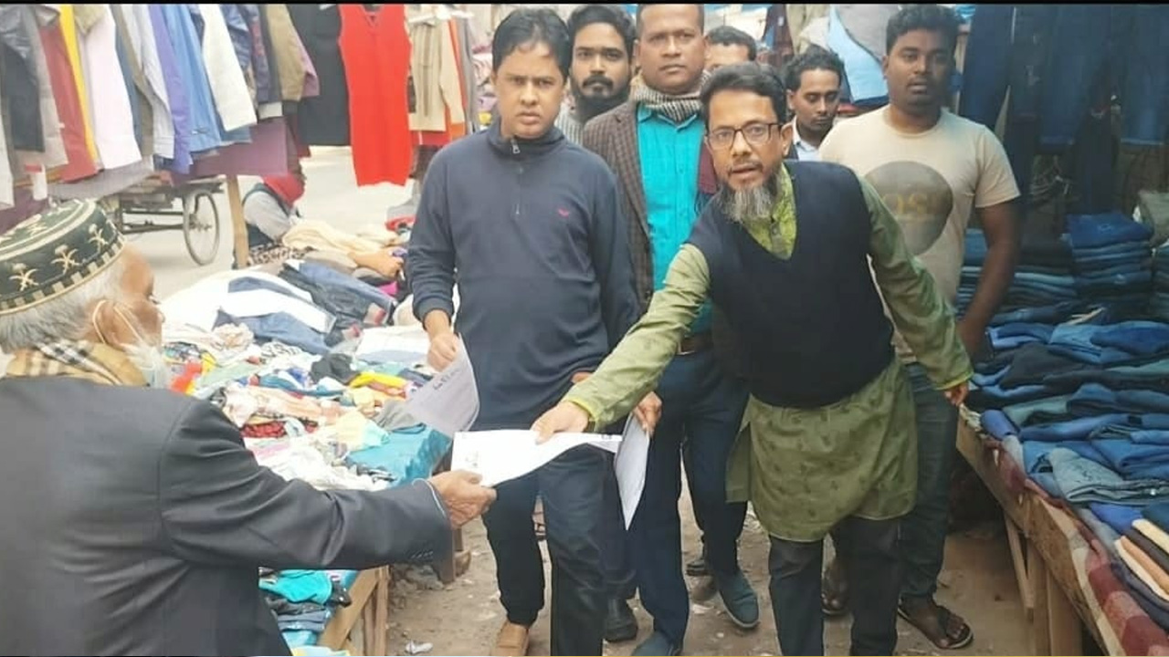রাজধানীর বায়তুল মোকাররম মসজিদ মার্কেটে লিফলেট বিতরণ করে যুবদলের নেতৃবৃন্দ। ছবি : কালবেলা