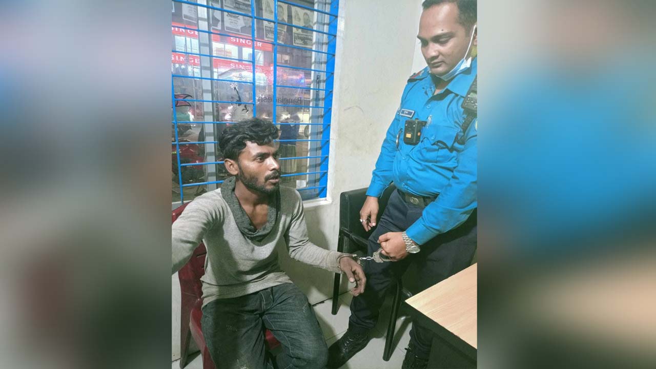 ভাঙারির দোকানের সামনে হাতকড়া পরানো অবস্থায় মো. মনিরকে গ্রেপ্তার করে পুলিশ। ছবি : কালবেলা