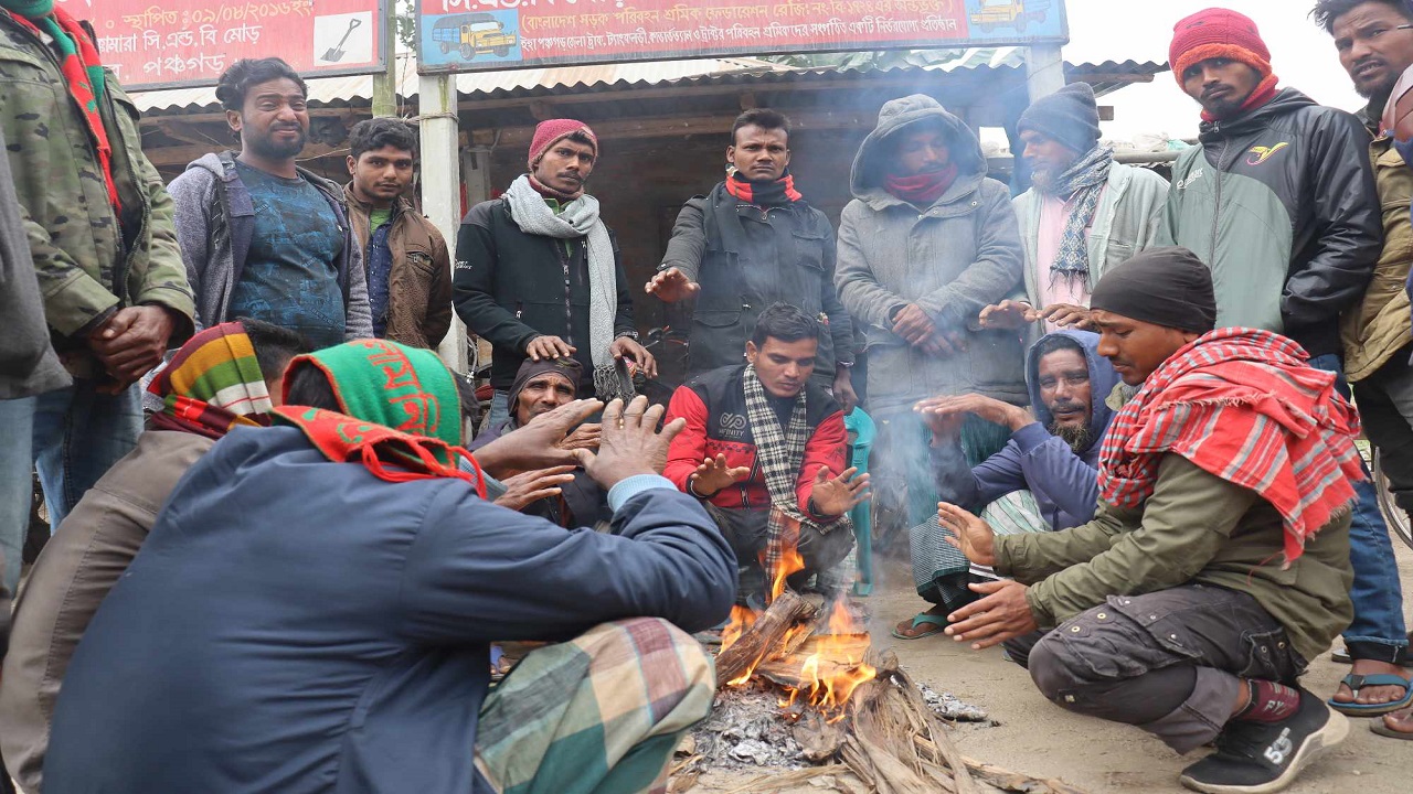 আগুন জ্বালিয়ে উষ্ণতা বাড়ানোর চেষ্টা। ছবি : কালবেলা