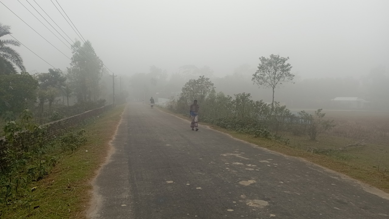 তীব্র কুয়াশায় বিপর্যস্ত জনজীবন। ছবি : কালবেলা