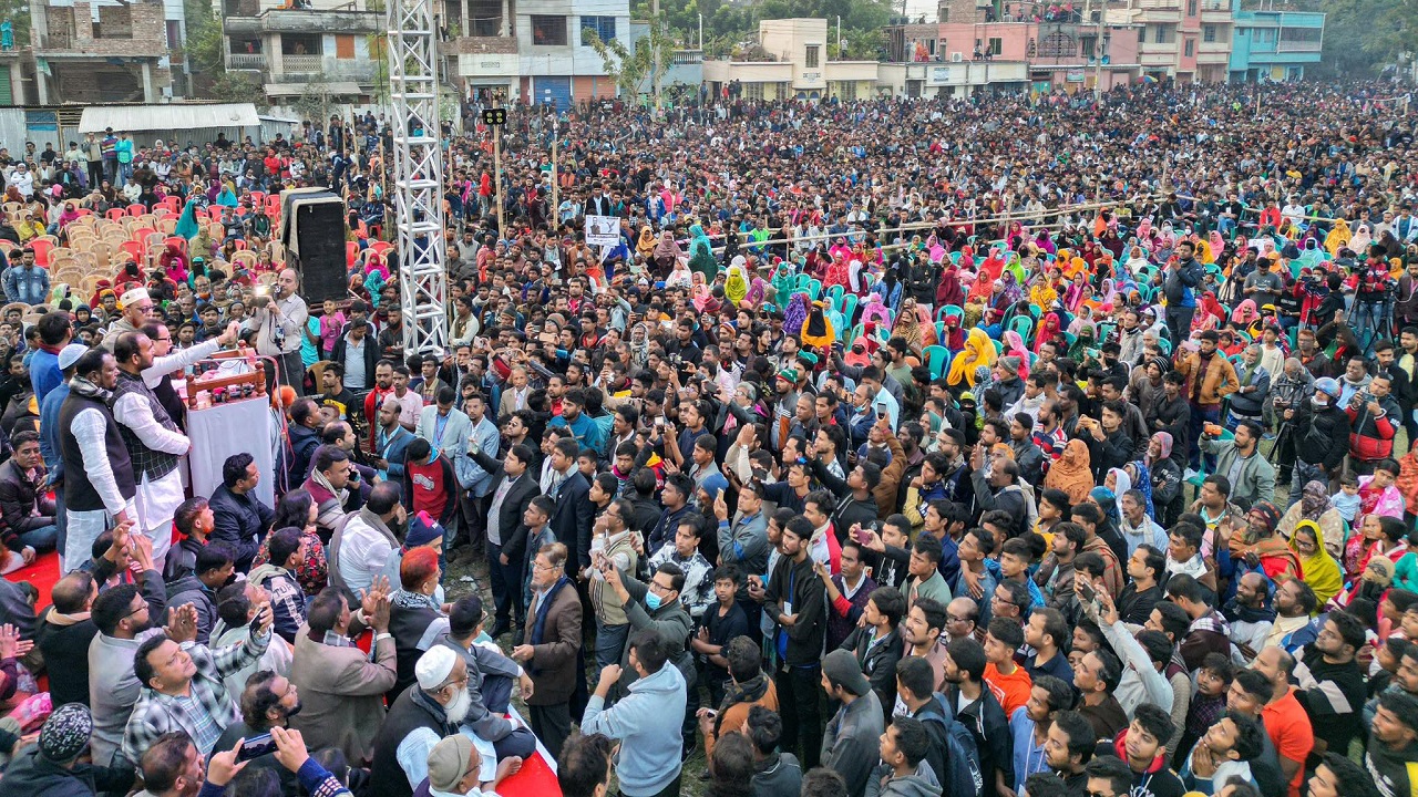 চুয়াডাঙ্গা-১ (আলমডাঙ্গা) আসনের স্বতন্ত্র প্রার্থী (ঈগল প্রতীক) এবং আওয়ামী লীগের কেন্দ্রীয় শিল্প ও বাণিজ্যবিষয়ক উপকমিটির সদস্য দিলীপ কুমার আগরওয়ালার নির্বাচনী জনসভায় নেতাকর্মী ও জনসাধারণের উপচেপড়া ভিড়। ছবি : সংগৃহীত