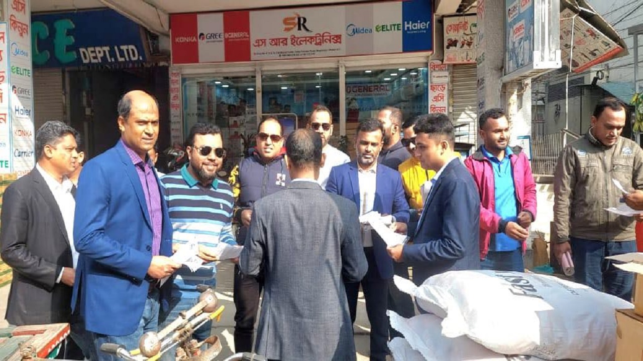 মগবাজারে গণসংযোগ ও লিফলেট বিতরণ করেছে যুবদলের নেতাকর্মীরা। ছবি : কালবেলা