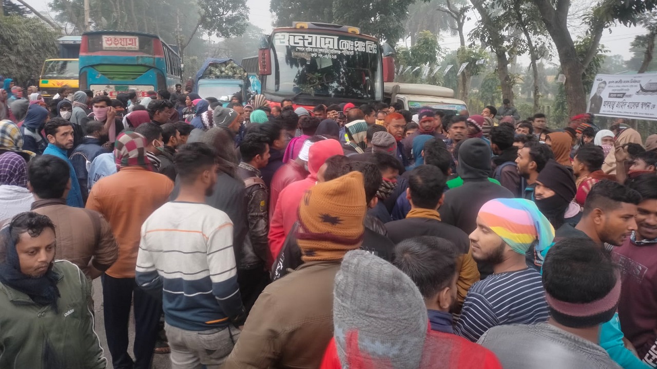 মানিকগঞ্জে শ্রমিকদের সড়ক অবরোধ। ছবি : কালবেলা
