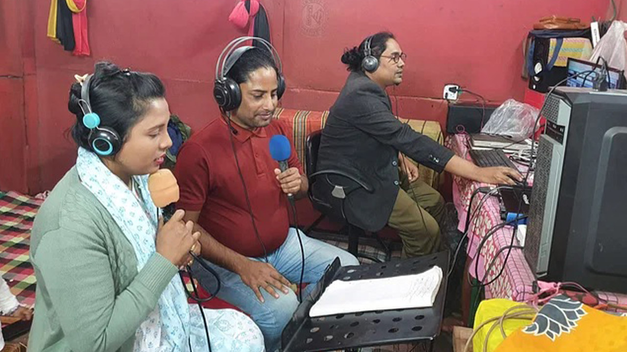 কুষ্টিয়ার একটি স্টুডিওতে তৈরি হচ্ছে ভোটের গান। ছবি : সংগৃহীত