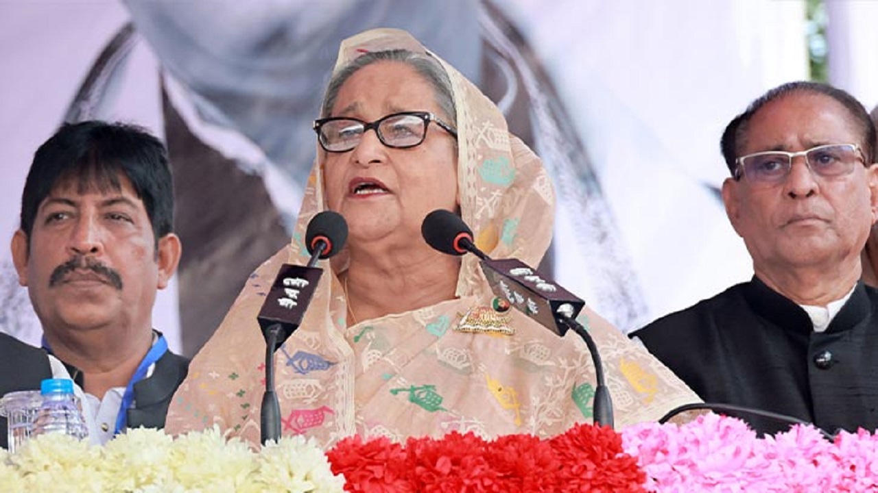 সরকারি রাজেন্দ্র কলেজ মাঠে নির্বাচনী জনসভায় বক্তব্য রাখছেন প্রধানমন্ত্রী শেখ হাসিনা। ছবি : কালবেলা