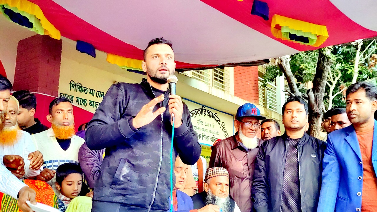 নির্বাচনী প্রচারে ব্যস্ত নড়াইল-২ আসনে নৌকার প্রার্থী মাশরাফী বিন মুর্তজা। ছবি : কালবেলা