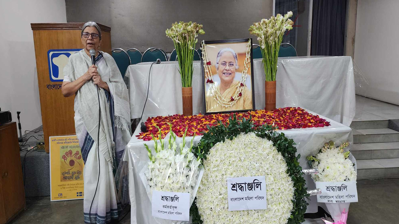 আয়শা খানমের প্রয়াণ দিবসে বাংলাদেশ মহিলা পরিষদের সভাপতি ডা. ফওজিয়া মোসলেম। ছবি : কালবেলা