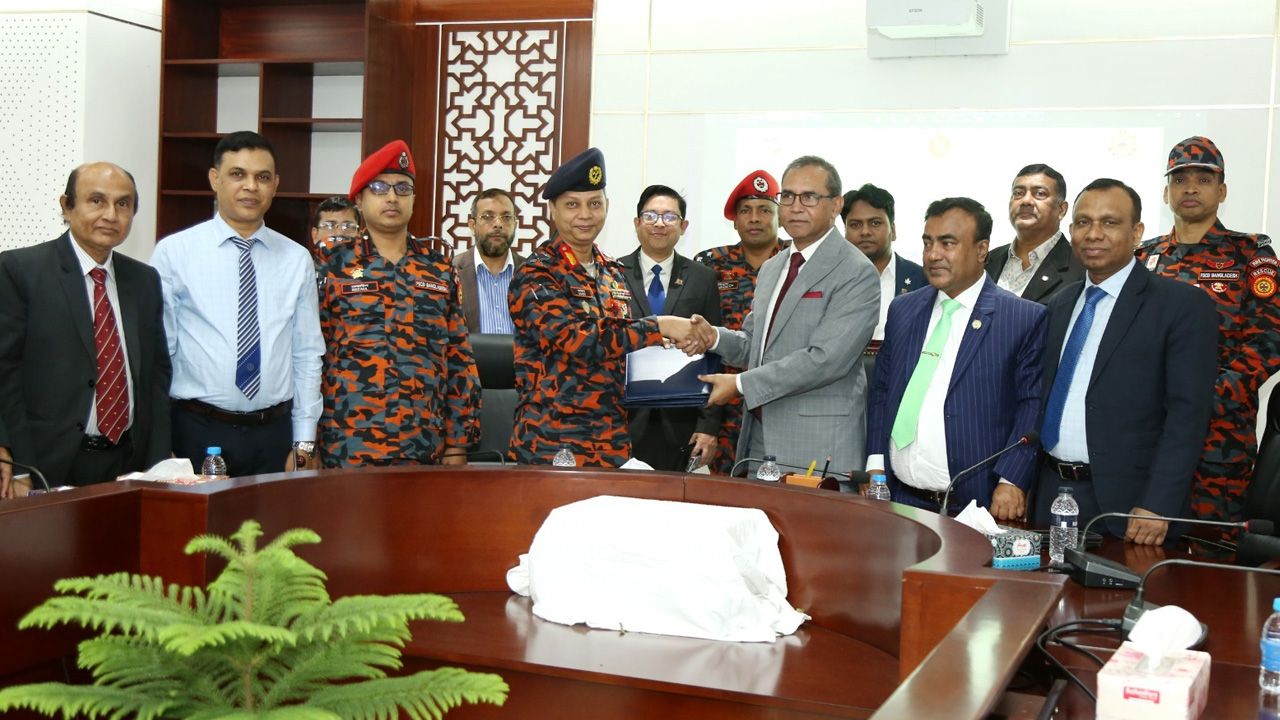 প্রাথমিক শিক্ষাপ্রতিষ্ঠানগুলোতে অগ্নিনিরাপত্তা জোরদার করতে ফায়ার সার্ভিস ও সিভিল ডিফেন্সের সাথে প্রাথমিক শিক্ষা অধিদপ্তরের সমঝোতা স্মারক সই। ছবি : কালবেলা