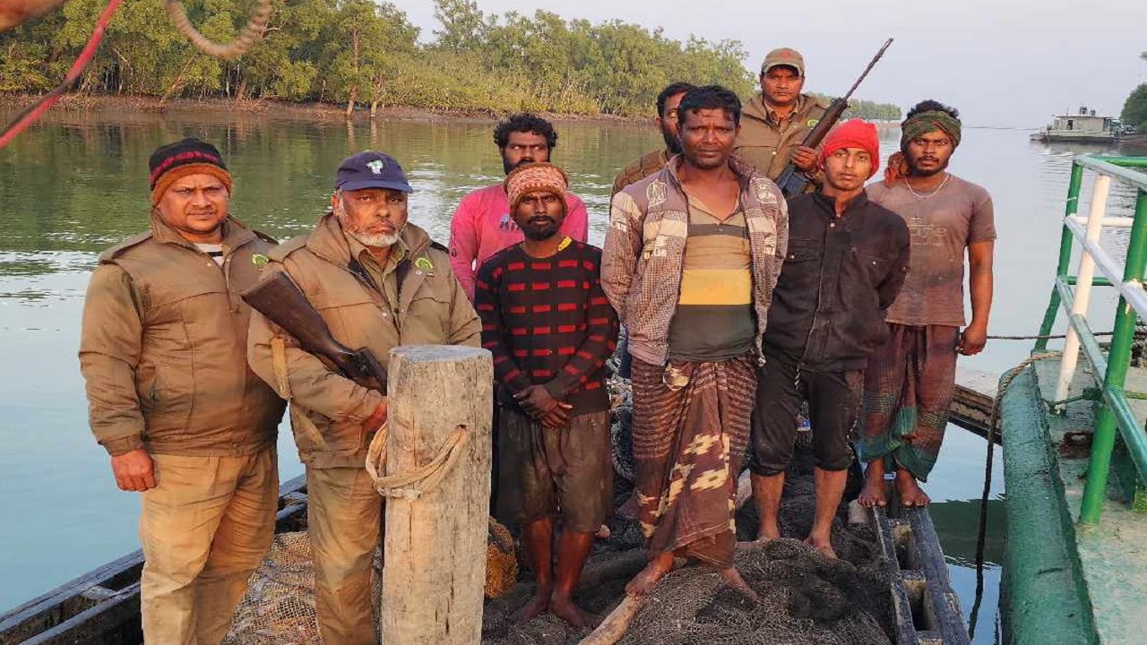 নীলকোমল টহল ফাঁড়ির আওতাধীন বঙ্গবন্ধুরচর এলাকা থেকে আটক মাছ শিকারি। ছবি : কালবেলা