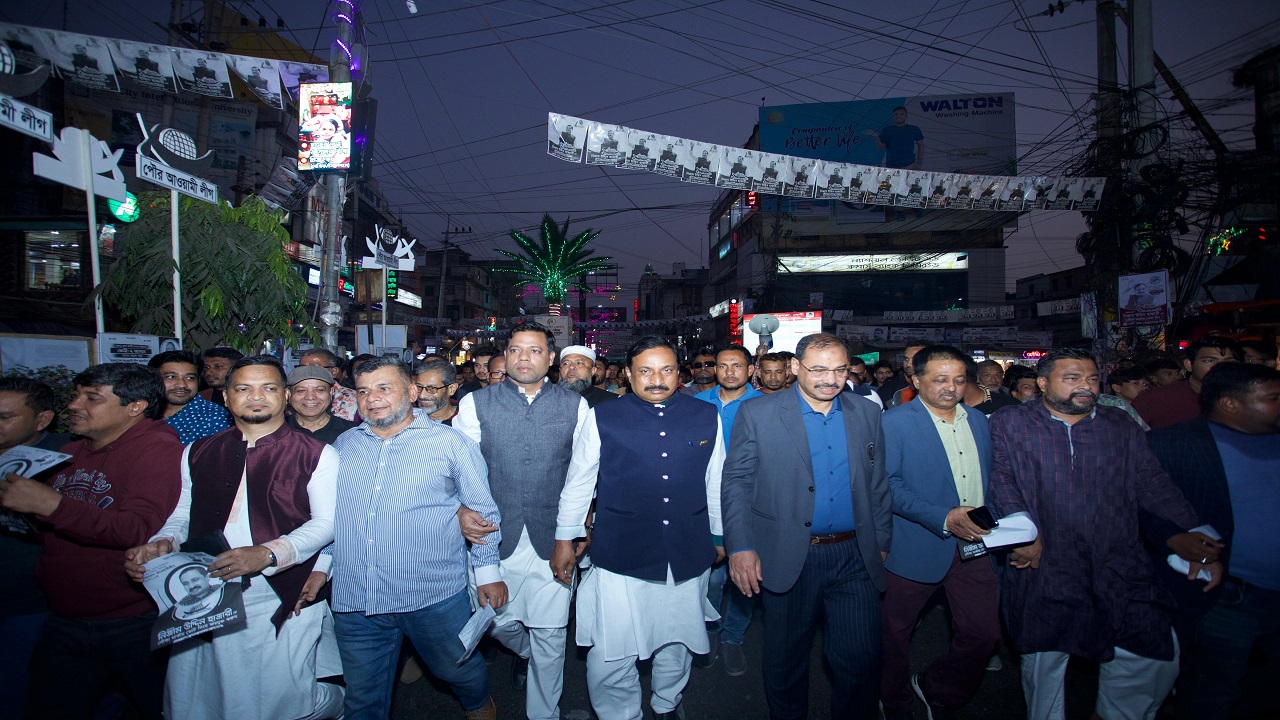 নির্বাচনী গণসংযোগ ও লিফলেট বিতরণ কর্মসূচিতে আ জ ম নাছির উদ্দিন। ছবি : কালবেলা
