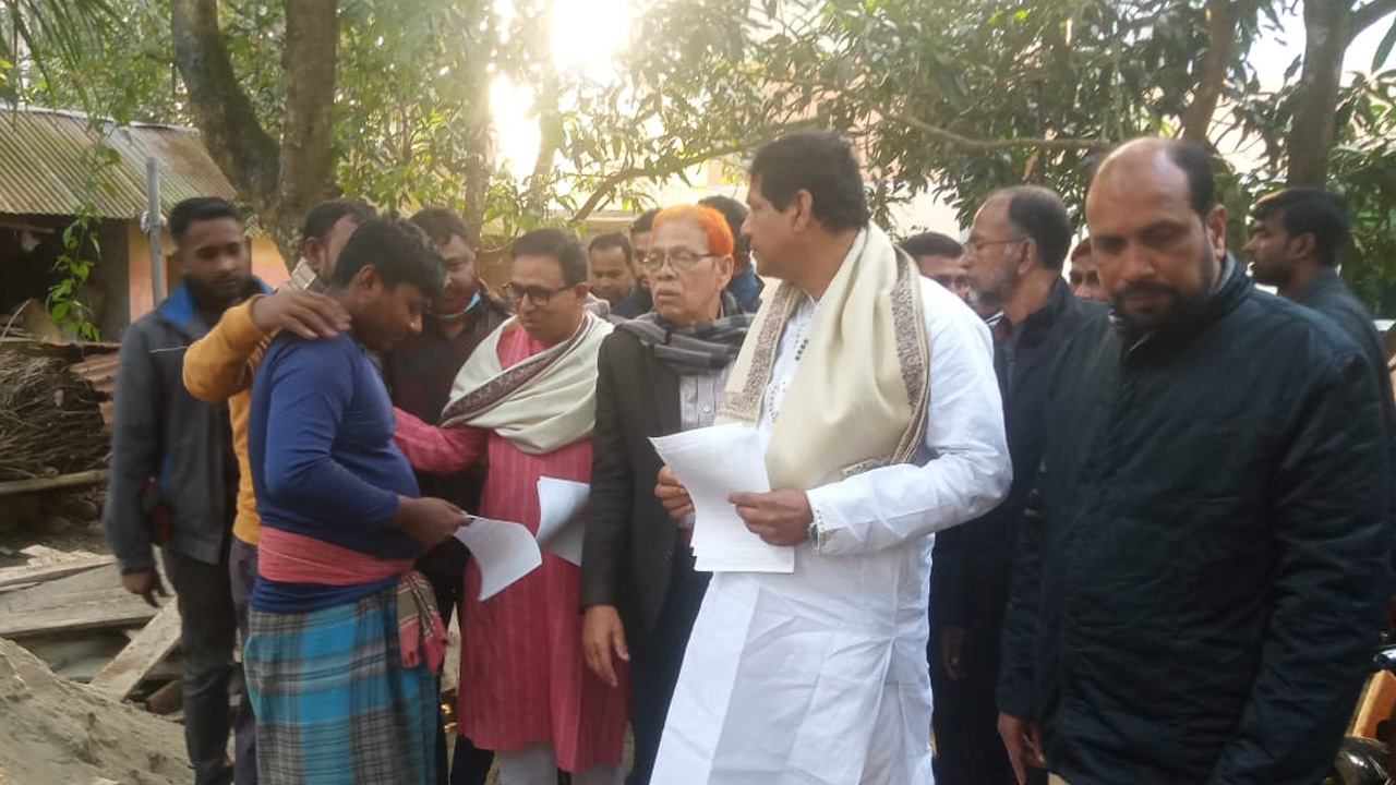 ভোট বর্জনে যশোরের বাঘারপাড়ায় যুবদলের লিফলেট বিতরণ। ছবি : কালবেলা