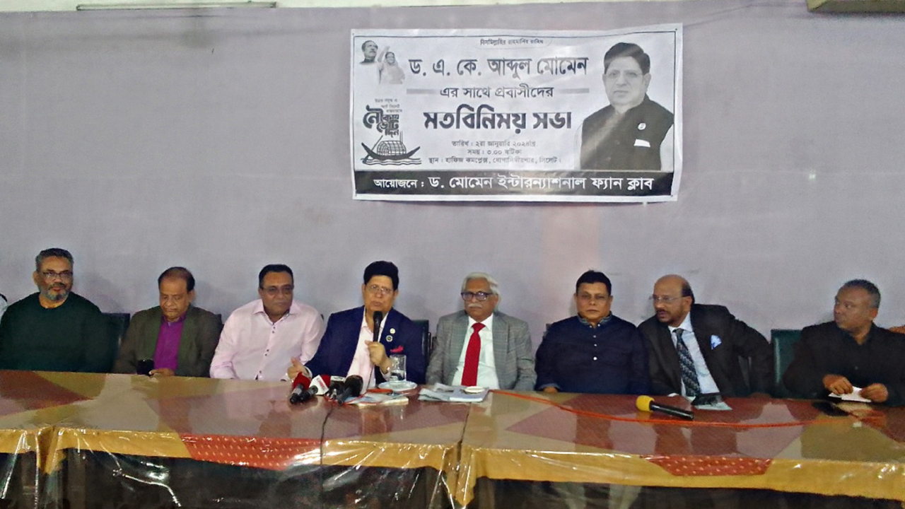 সিলেট নগরীর হাফিজ কমপ্লেক্সে প্রবাসীদের সঙ্গে মতবিনিময় শেষে সাংবাদিকদের সঙ্গে কথা বলেন পররাষ্ট্রমন্ত্রী। ছবি : কালবেলা