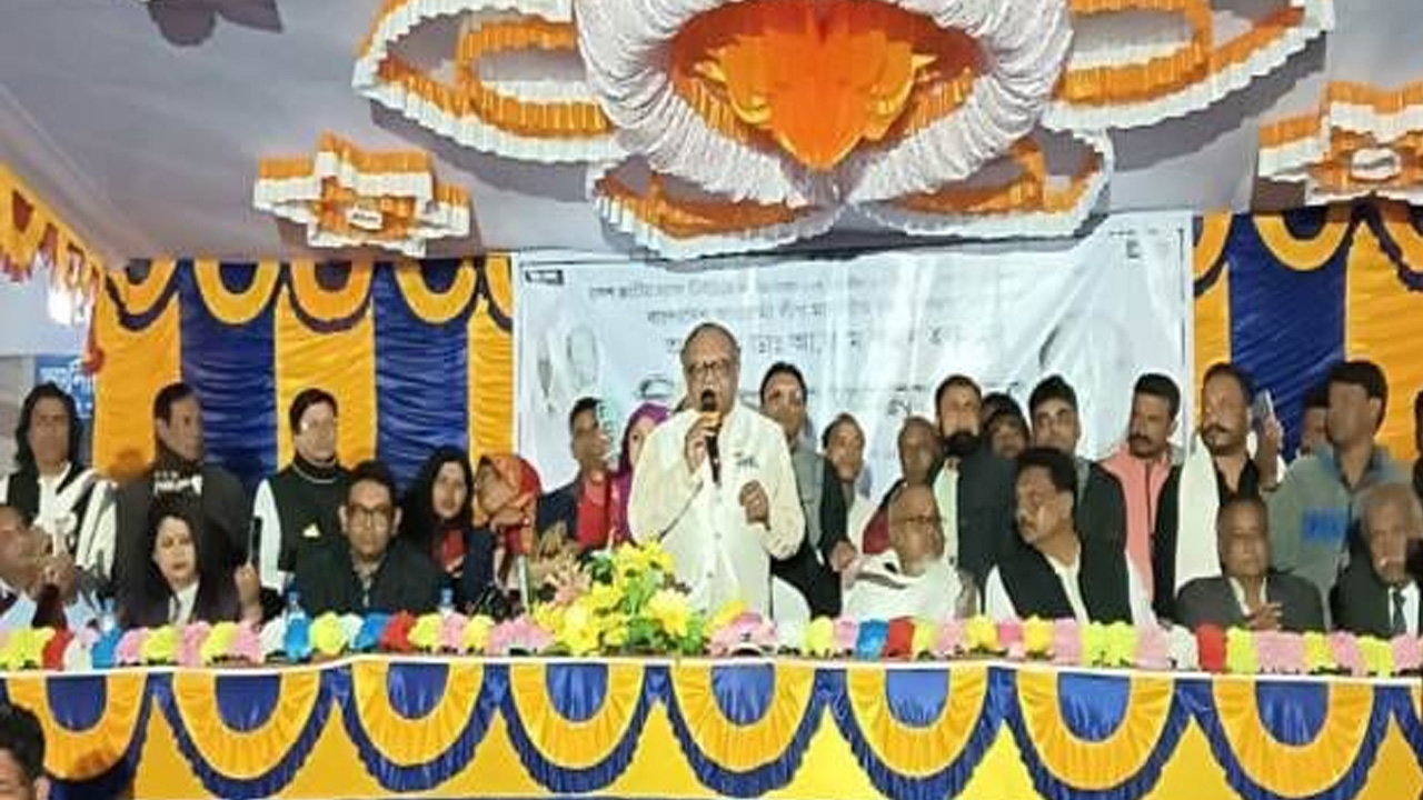 আশাশুনি সরকারি কলেজ প্রাঙ্গণে নিজ নির্বাচনী জনসভায় কথা বলেছেন সাতক্ষীরা-৩ আসনে বাংলাদেশ আওয়ামী লীগ মনোনীত সংসদ সদস্য পদপ্রার্থী সাবেক স্বাস্থ্যমন্ত্রী অধ্যাপক ডা. আ ফ ম রুহুল হক। ছবি : কালবেলা