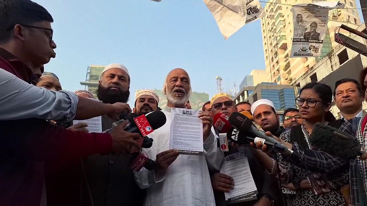 মঙ্গলবার বিকেলে রাজধানীর গুলশানে ভোট বর্জনে লিফলেট বিতরণ বিএনপির স্থায়ী কমিটির সদস্য ড. আব্দুল মঈন খান। ছবি : কালবেলা