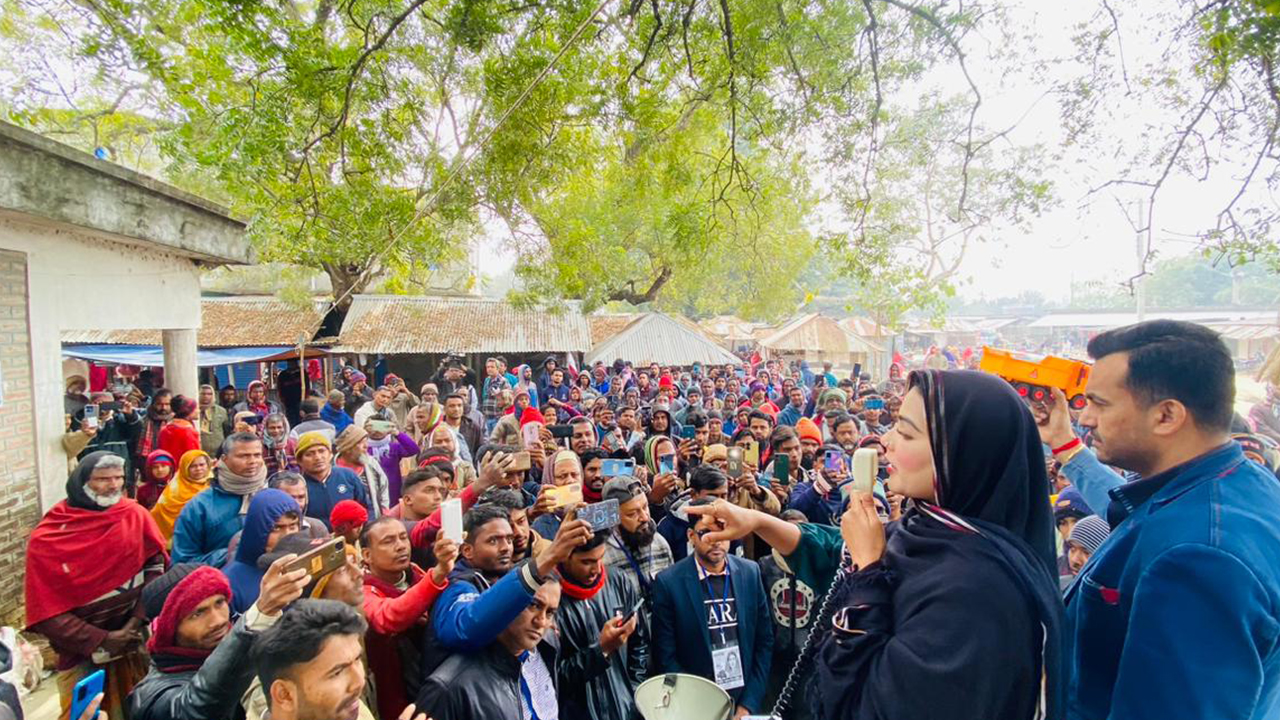 রাজশাহীর তানোরের কৃষ্ণপুর বাজারে মাহিয়া মাহির গণসংযোগ। ছবি : কালবেলা
