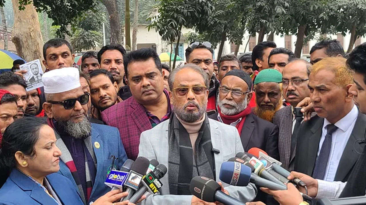 সাংবাদিকদের সঙ্গে কথা বলেন জি এম কাদের। ছবি: সংগৃহীত