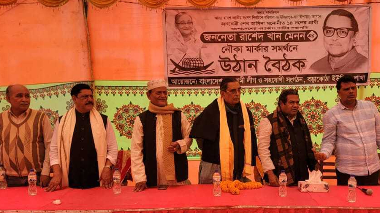 বরিশালের উজিরপুরের বরাকোঠা ইউনিয়নে উঠান বৈঠকে রাশেদ খান মেনন। ছবি : কালবেলা