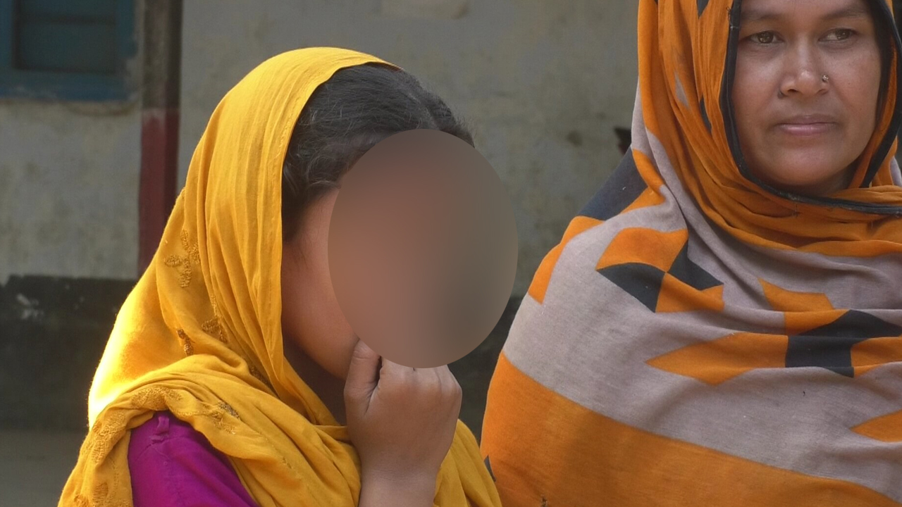 স্কুল প্রাঙ্গণে বিমর্ষ ছোট্ট রাজিফা। ছবি : কালবেলা