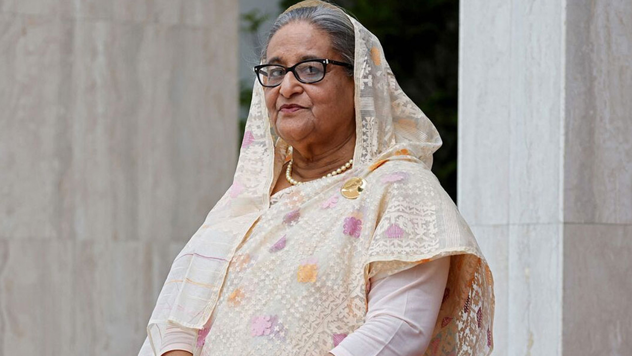 হাতিরপুলে স্বেচ্ছাসেবক দলের লিফলেট বিতরণ